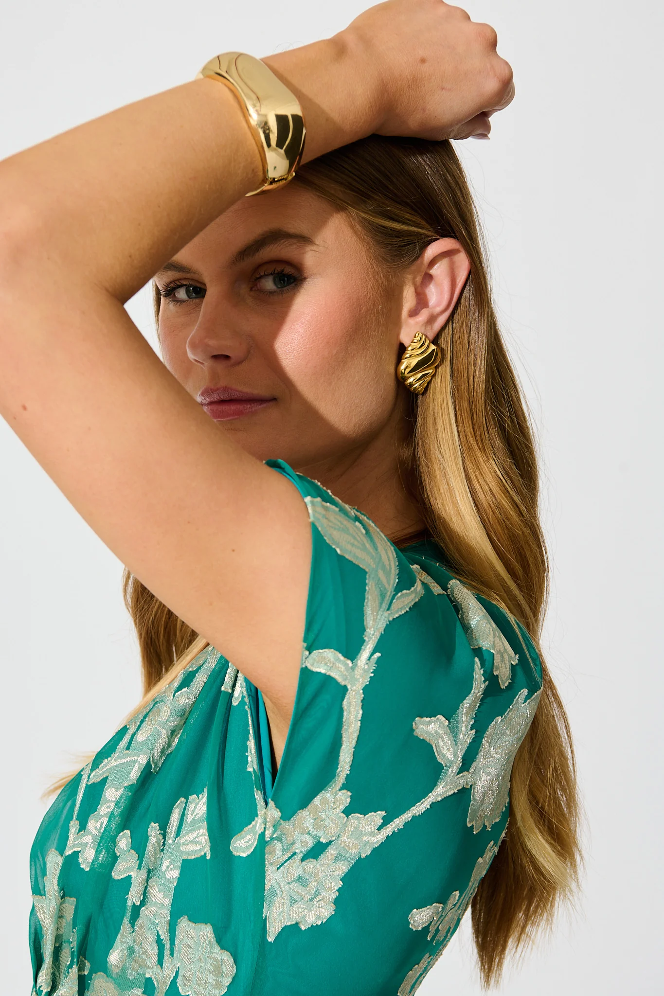 Annie Irregular Round Bangle in Gold - Image 5
