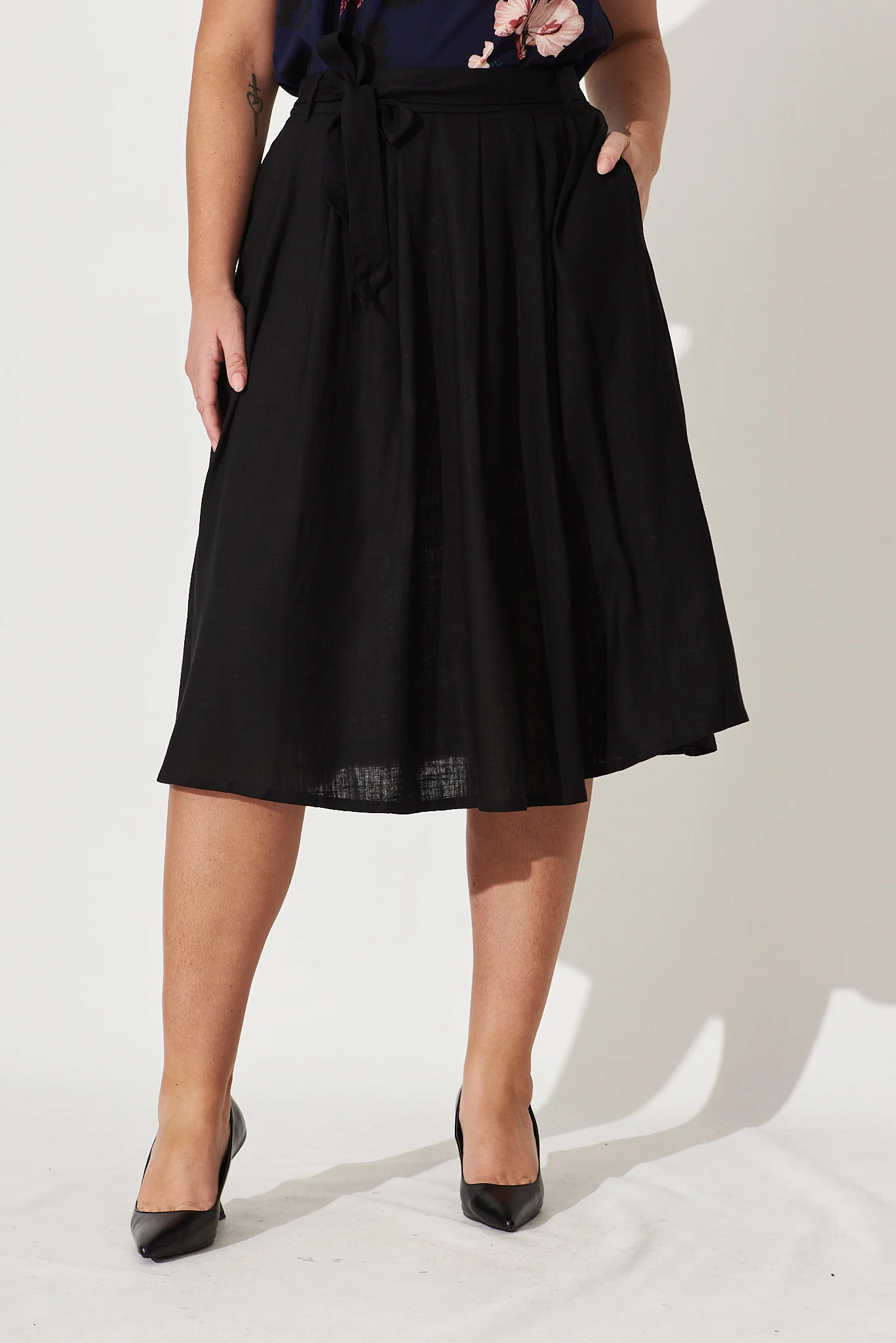Bailey Midi Skirt In Black Linen - Image 7