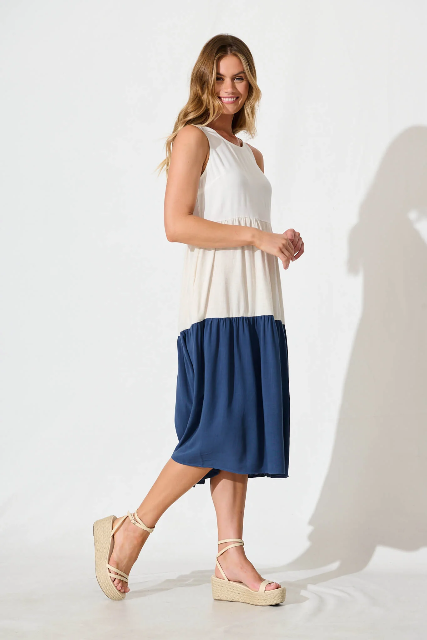 Cecily Midi Dress In Navy Colourblock Linen Blend - Image 3
