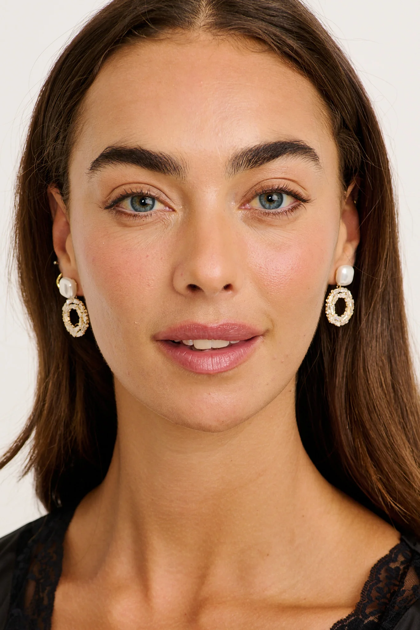 Clarisse Earrings in Gold with Pearl - Image 3