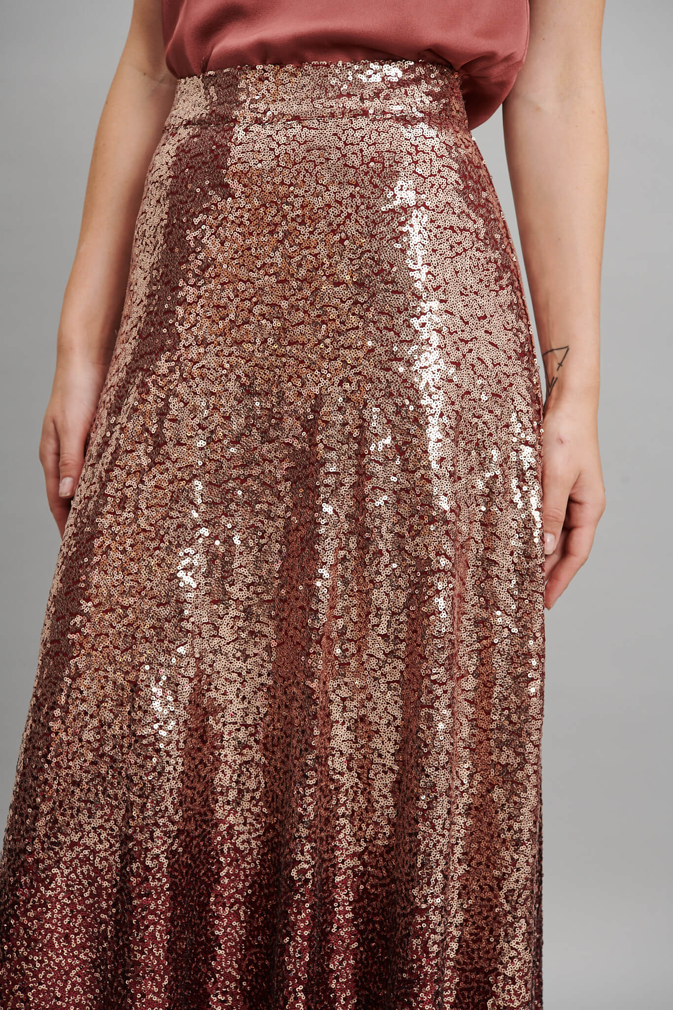 Exquisite Maxi Skirt In Gold With Wine Ombre Sequin - Image 10