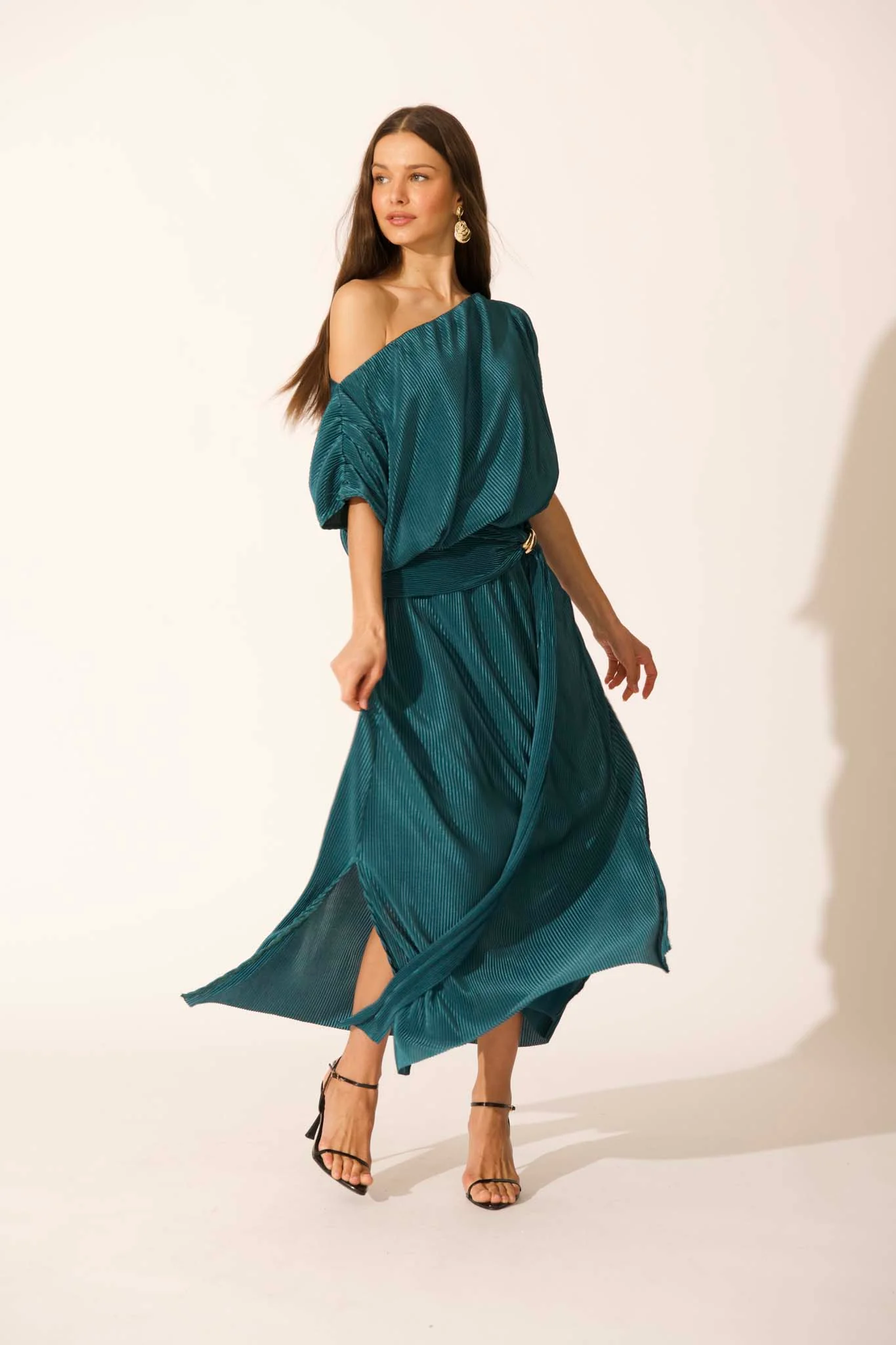 Gena Off Shoulder Maxi Dress in Emerald Plisse - Image 3