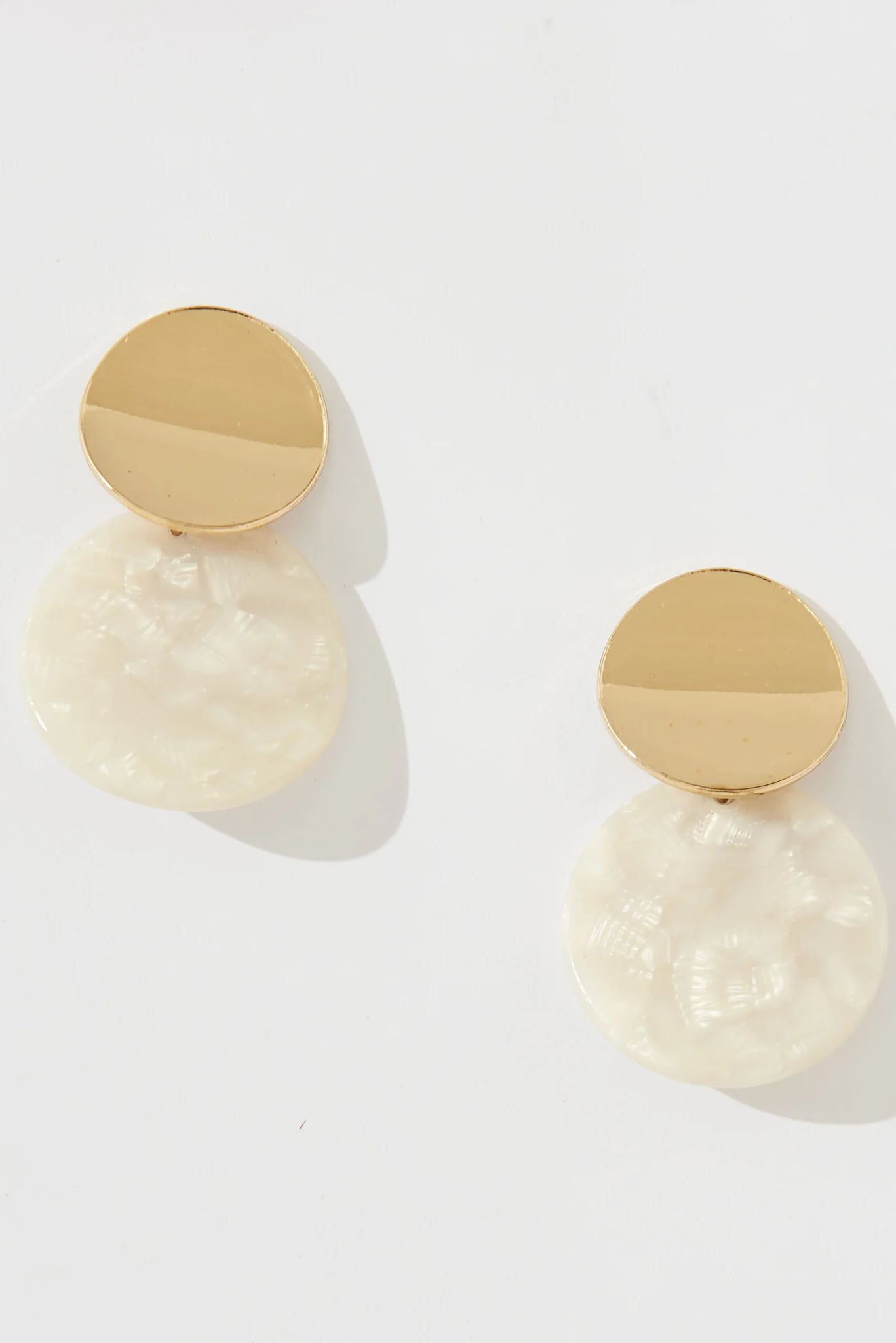 Grazia Earrings In White Pearlescent With Gold