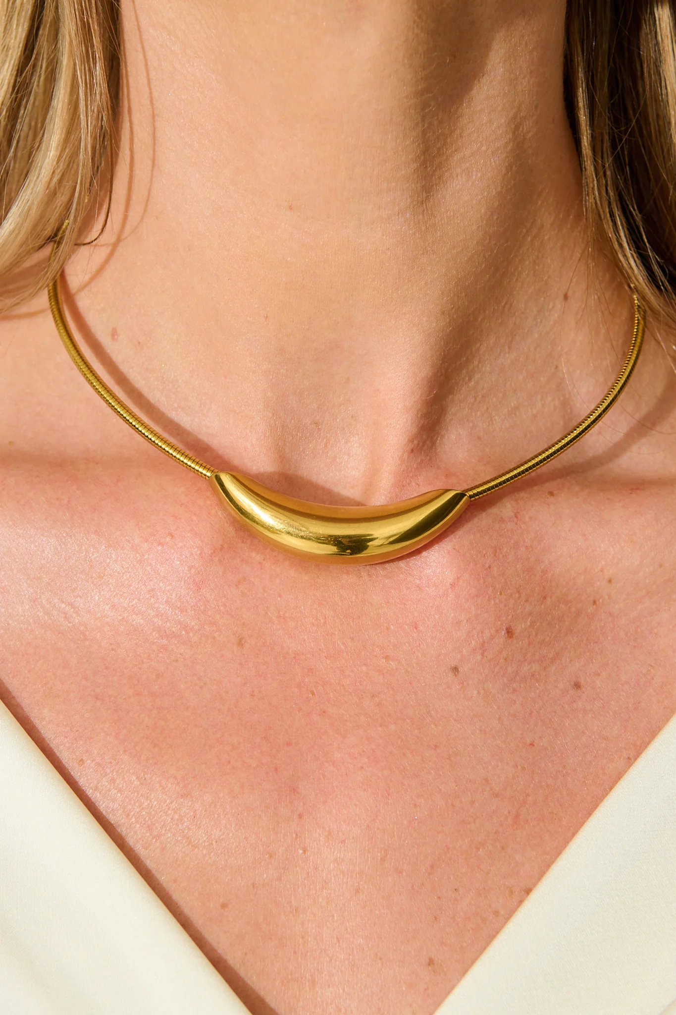 Inez Statement Necklace in Gold - Image 5