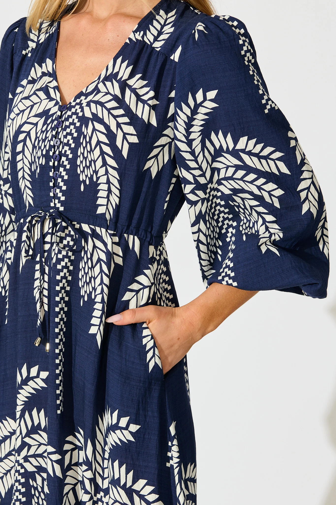 Jazelle Maxi Dress In Navy Palm Print Linen Blend - Image 5