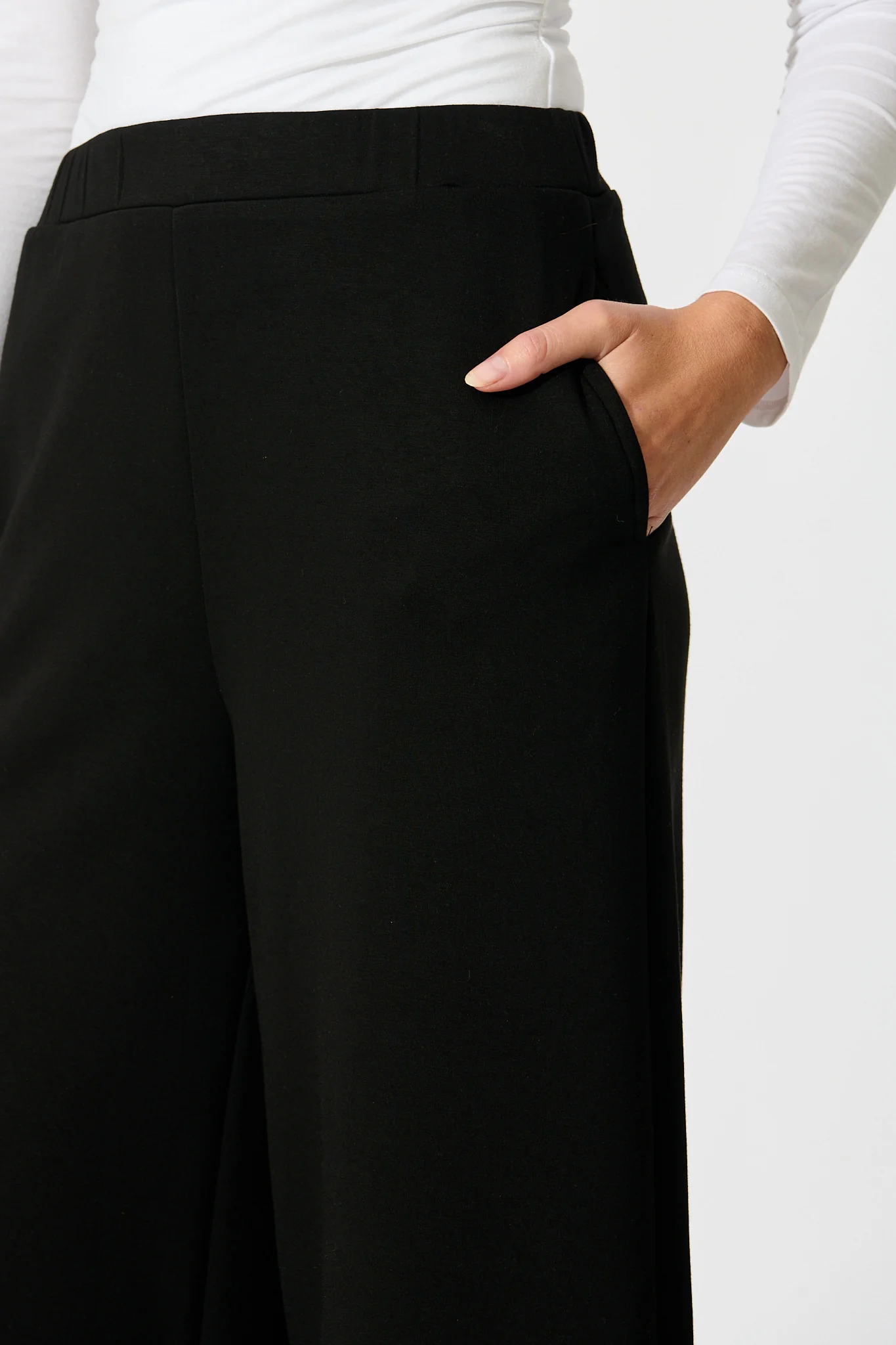 Jeannette Pant in Black - Image 5