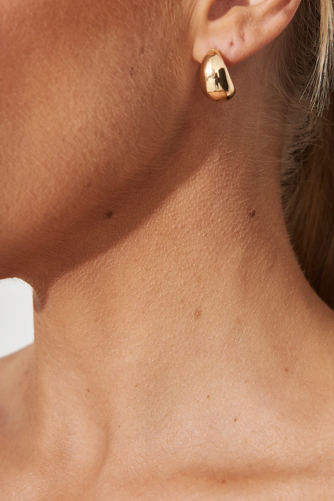 Kafka Hoop Earrings In Gold - Image 2