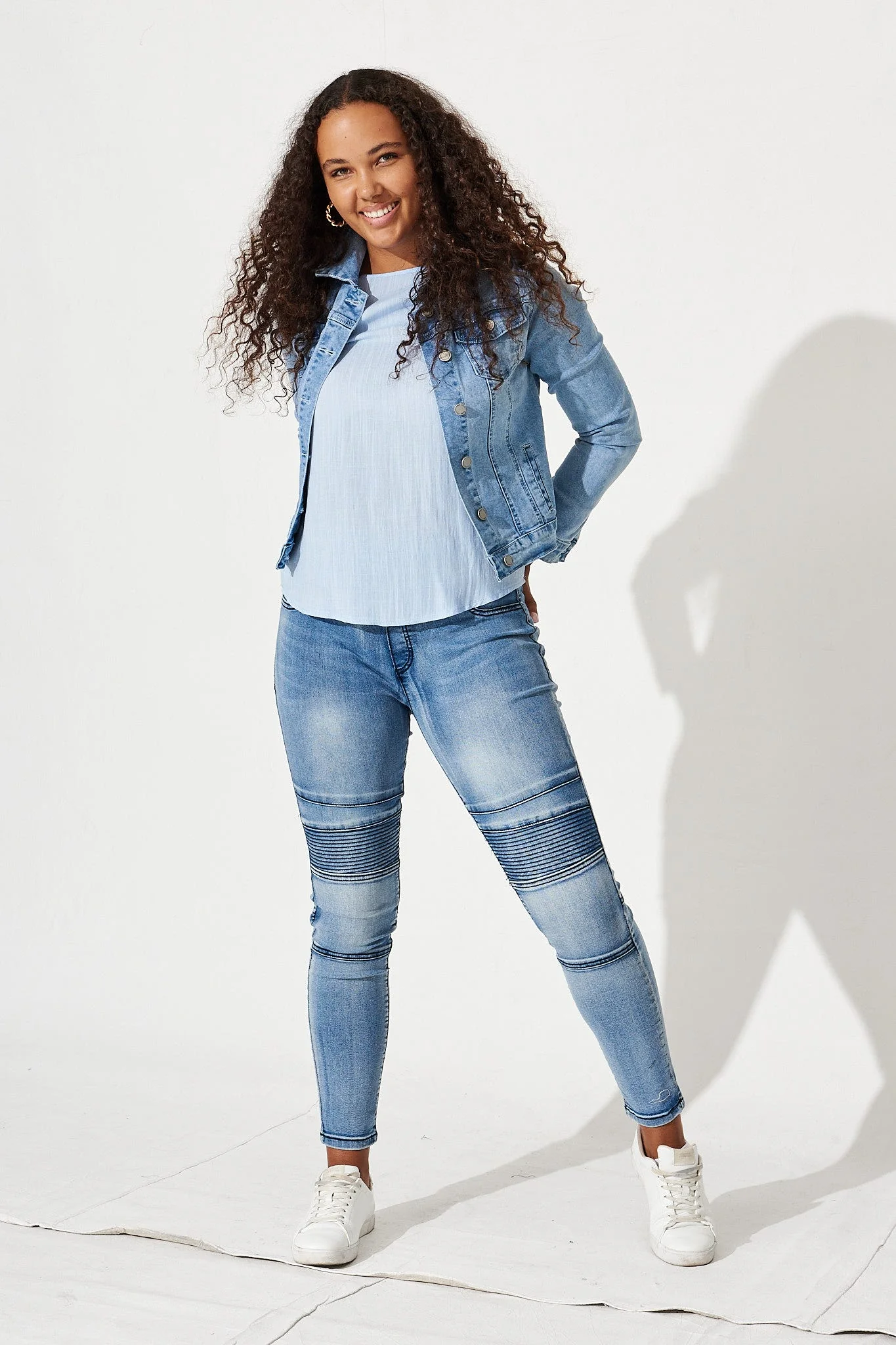 Little Lies High Rise Skinny Jegging In Mid Blue Denim - Image 8