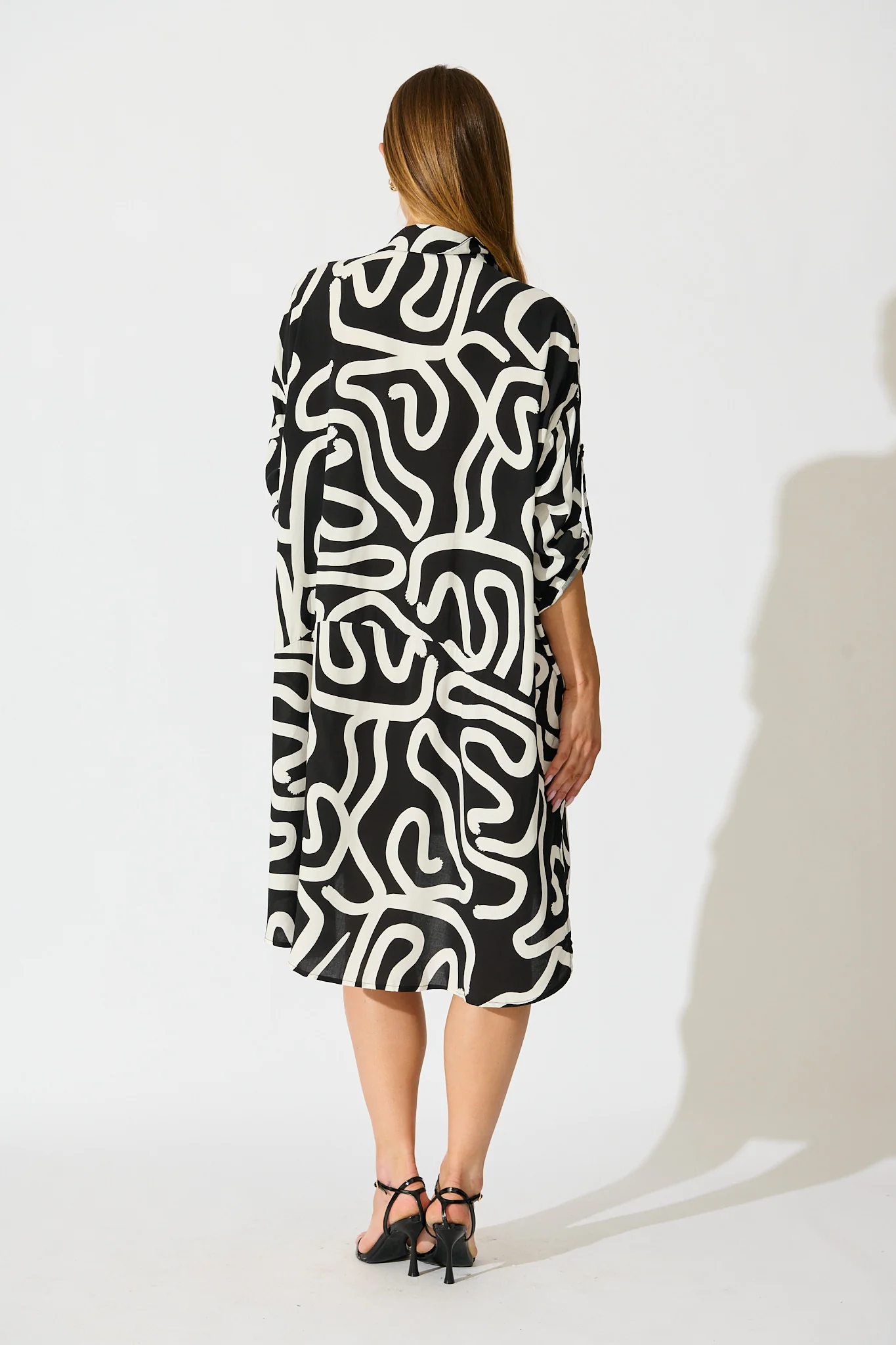 London Midi Smock Dress in Black and White Geometric Print - Image 4