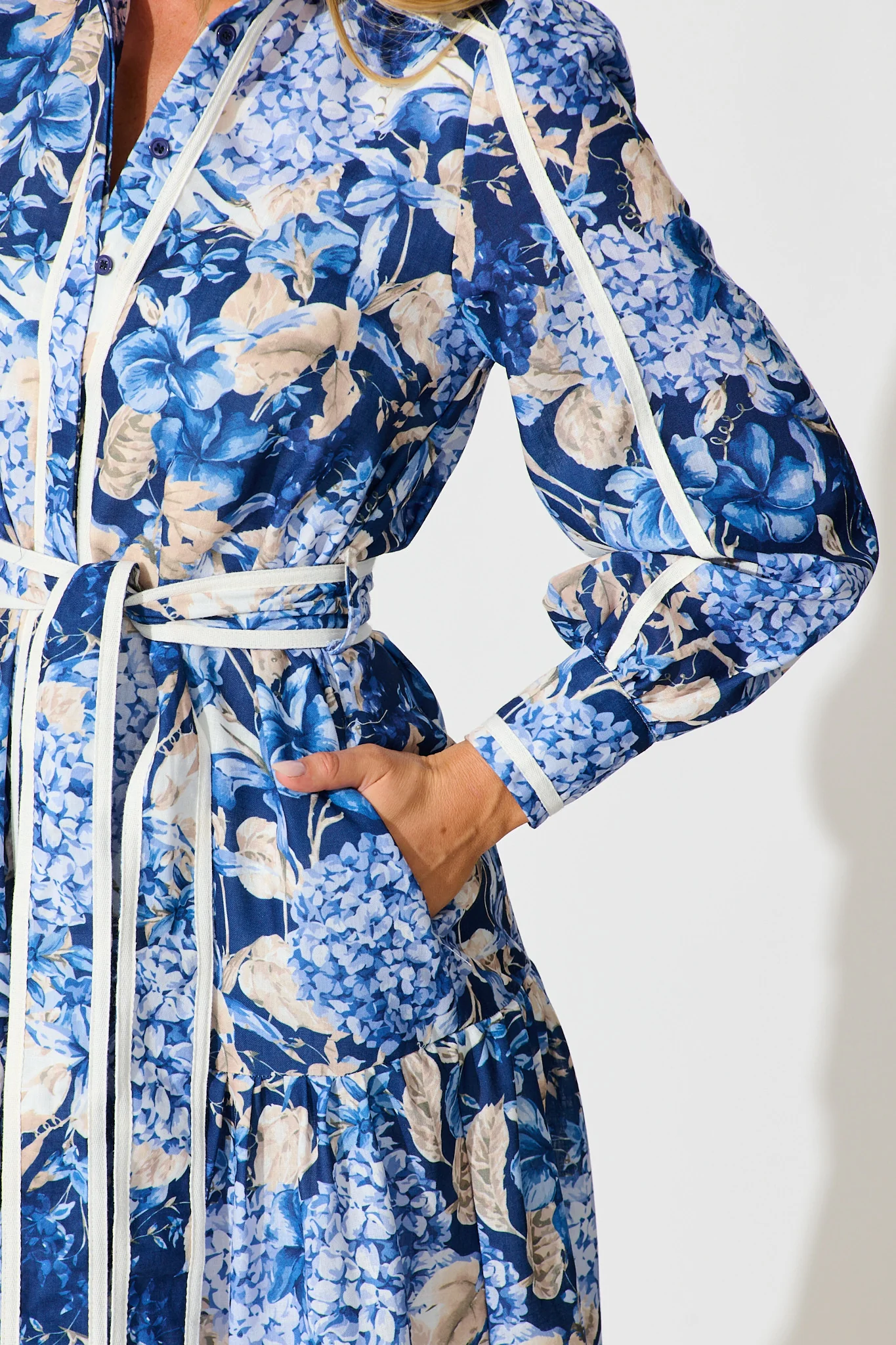 Nerina Maxi Shirt Dress in Navy Floral Linen Blend - Image 5
