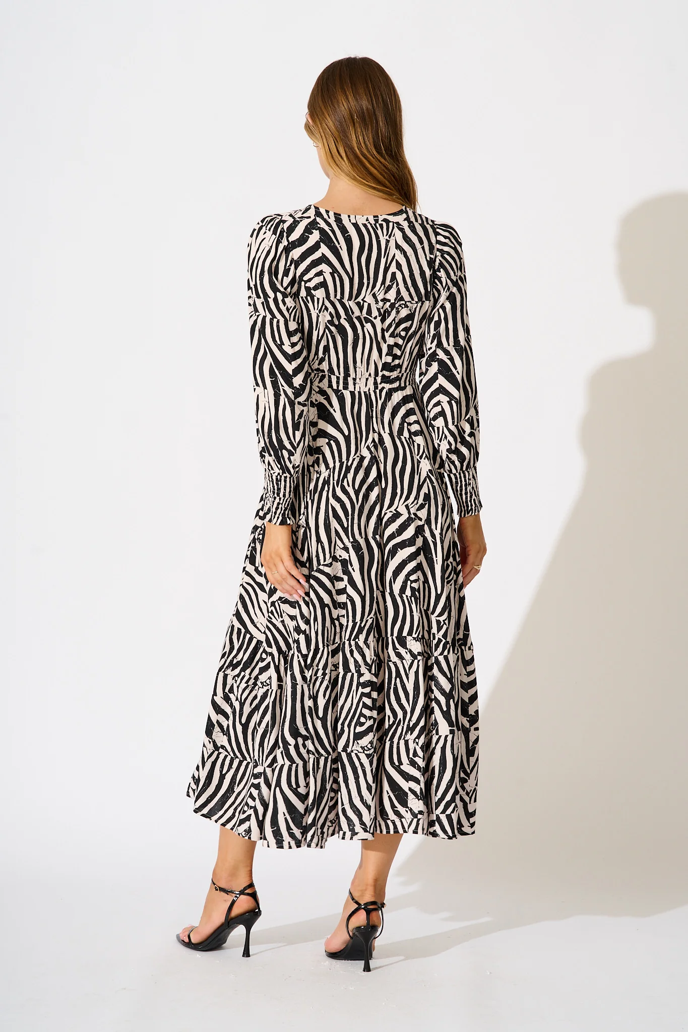 Neveena Maxi Dress In Black with Cream Print - Image 4