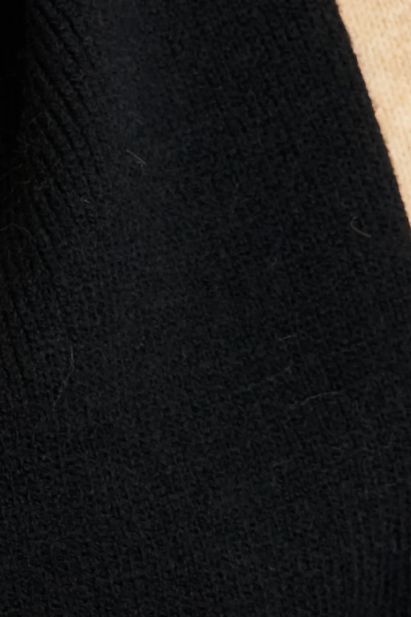 Noa Knit Scarf in Black with Beige Border - Image 3