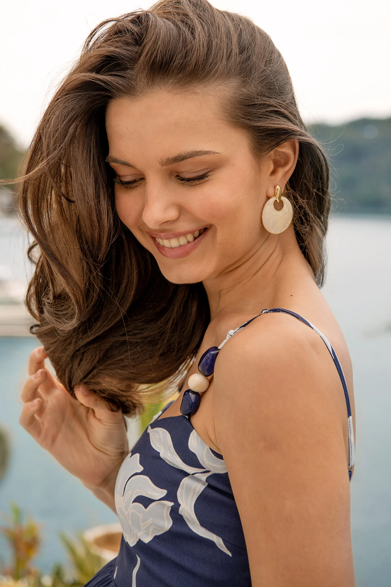 Nova Resin Drop Earrings in Gold with Cream Swirl - Image 2
