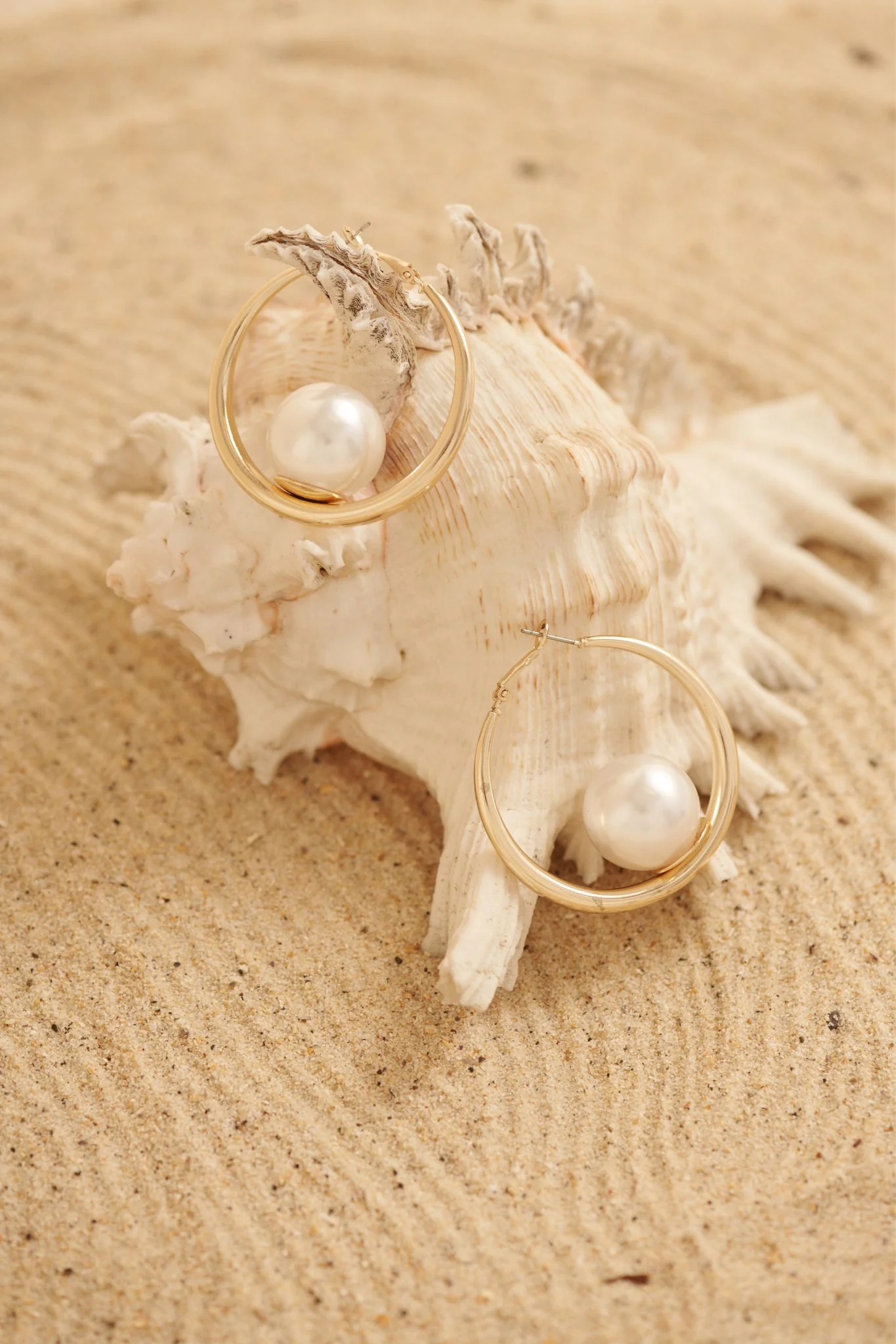 Sandra Hoop Earrings in Gold with Pearl - Image 2