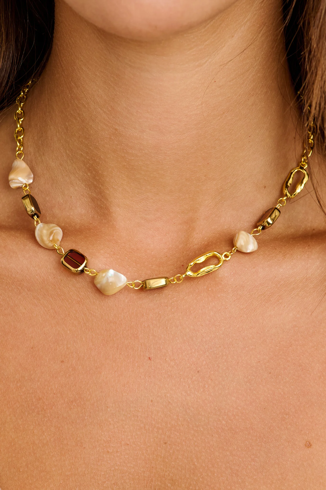 Soraya Necklace in Gold with Amber Resin - Image 2