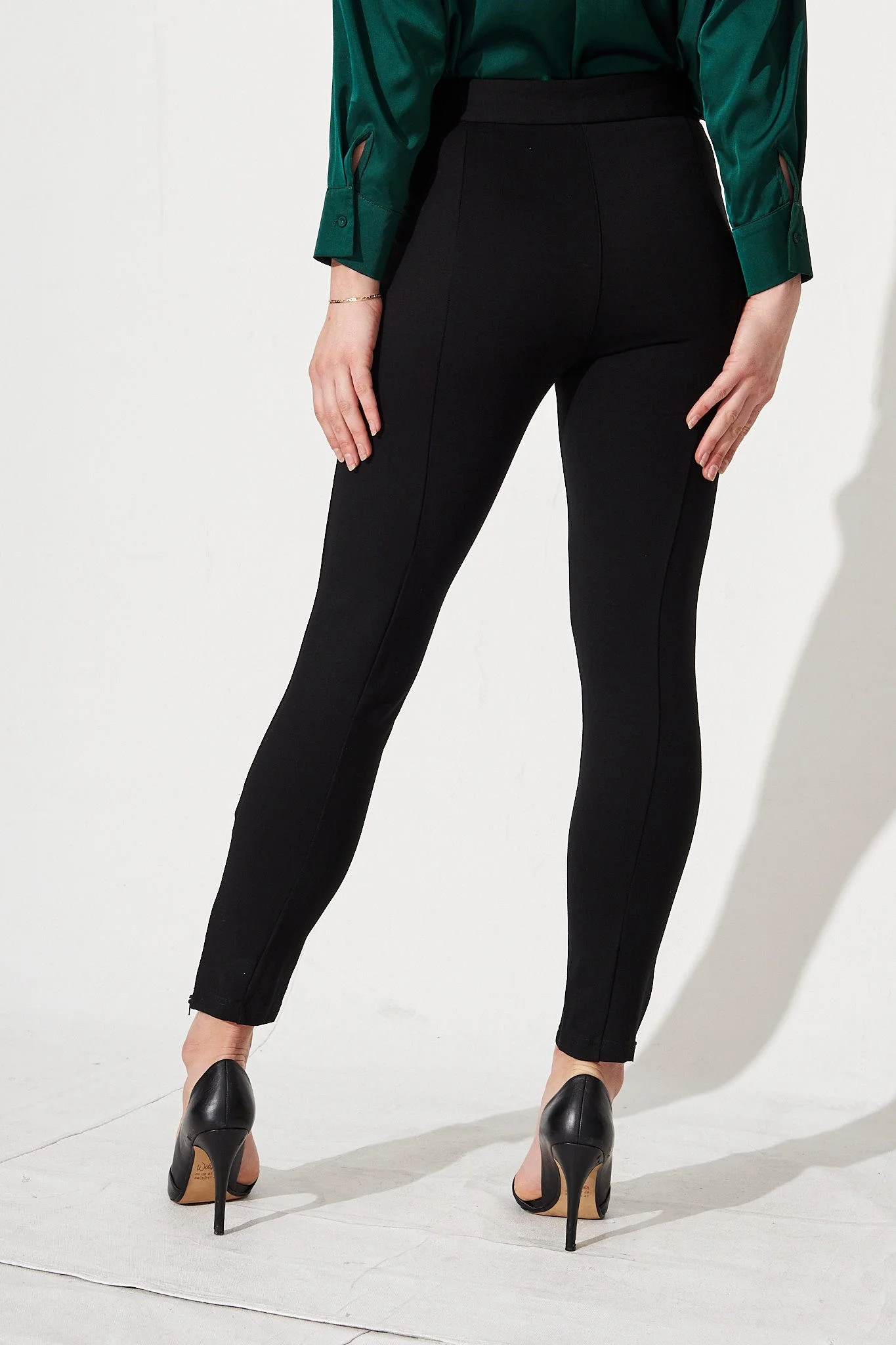 Workflow Stretch Pocket Zip Pants in Black - Image 5