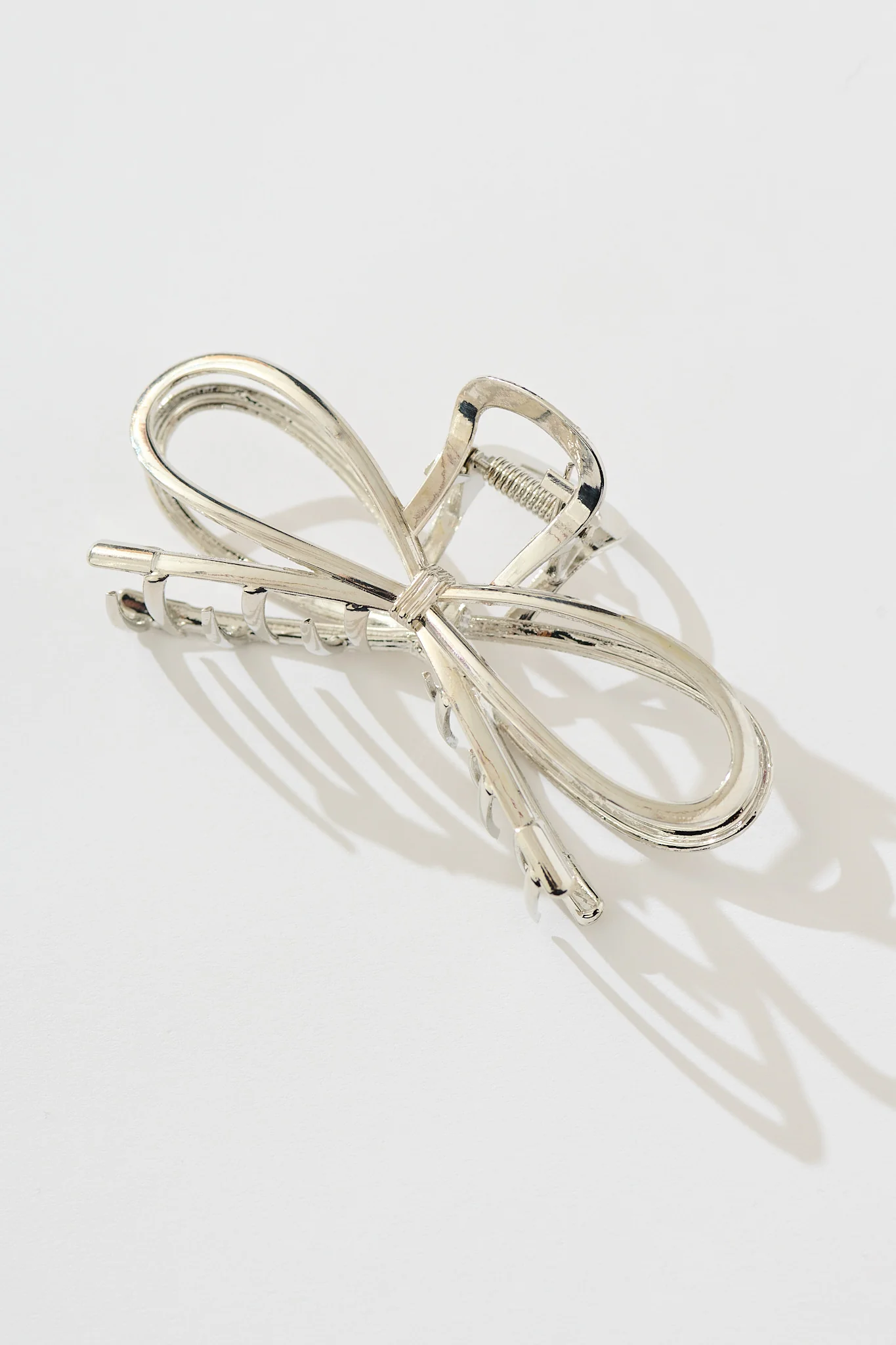 Zia Large Bow Hair Claw in Silver - Image 2